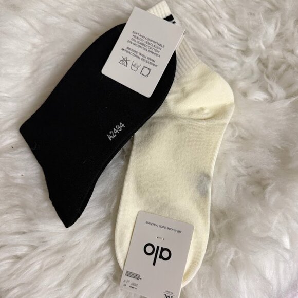 Alo Yoga Logo Crew Socks 2-Pack Black & Ivory S/M NWT - Picture 2 of 5